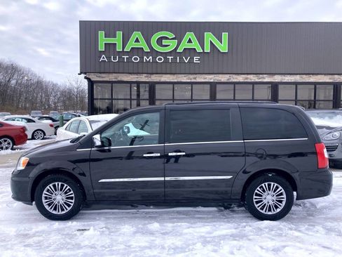 Used 2014 Chrysler Town & Country Touring-L w/ Driver Convenience Group image 1
