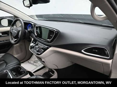 Used 2023 Chrysler Pacifica Touring-L FWD image 11