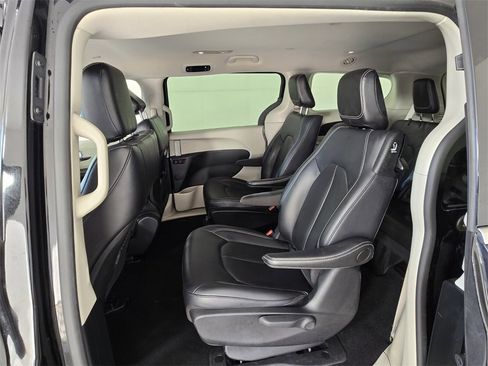 Used 2024 Chrysler Pacifica Select image 8