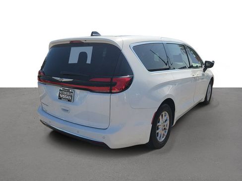 Used 2024 Chrysler Pacifica Touring FWD image 3