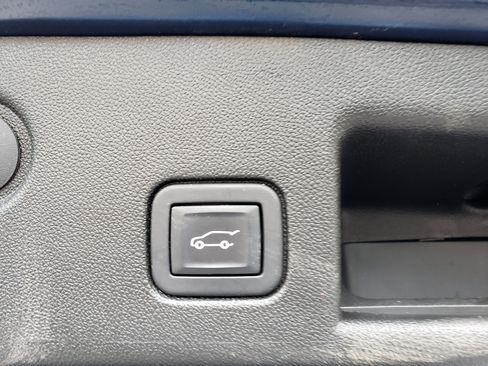 Used 2022 Chevrolet Equinox LT w/ Driver Convenience Package image 12