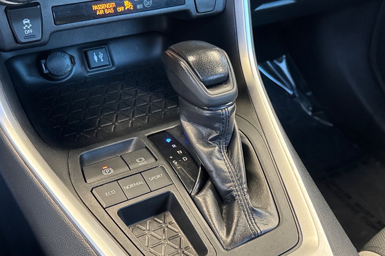 Certified 2019 Toyota RAV4 XLE w/ Carpet Mat Package FWD image 28