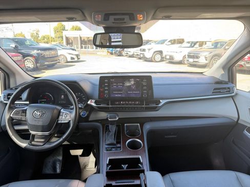 Used 2024 Toyota Sienna XLE FWD image 29