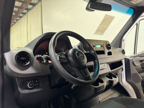 Used 2021 Mercedes-Benz Sprinter 2500 image 13