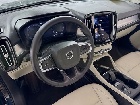 Used 2022 Volvo XC40 T5 Momentum AWD/4WD image 12