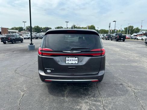 Used 2023 Chrysler Pacifica Touring-L FWD image 6