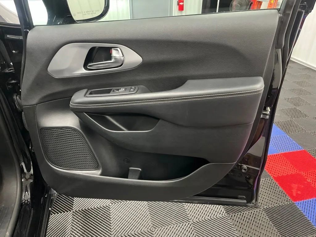 Used 2025 Chrysler Pacifica Limited FWD image 11