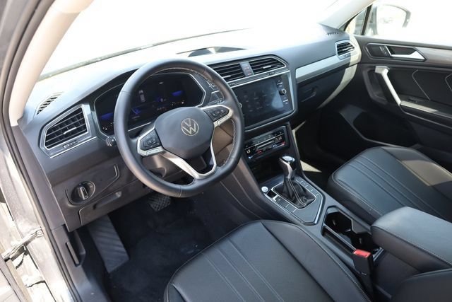 Used 2023 Volkswagen Tiguan SE w/ Panoramic Sunroof Package FWD image 8