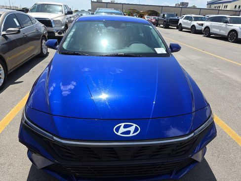Used 2024 Hyundai Elantra SE FWD image 2