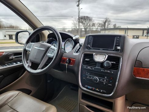 Used 2014 Chrysler Town & Country Touring image 32
