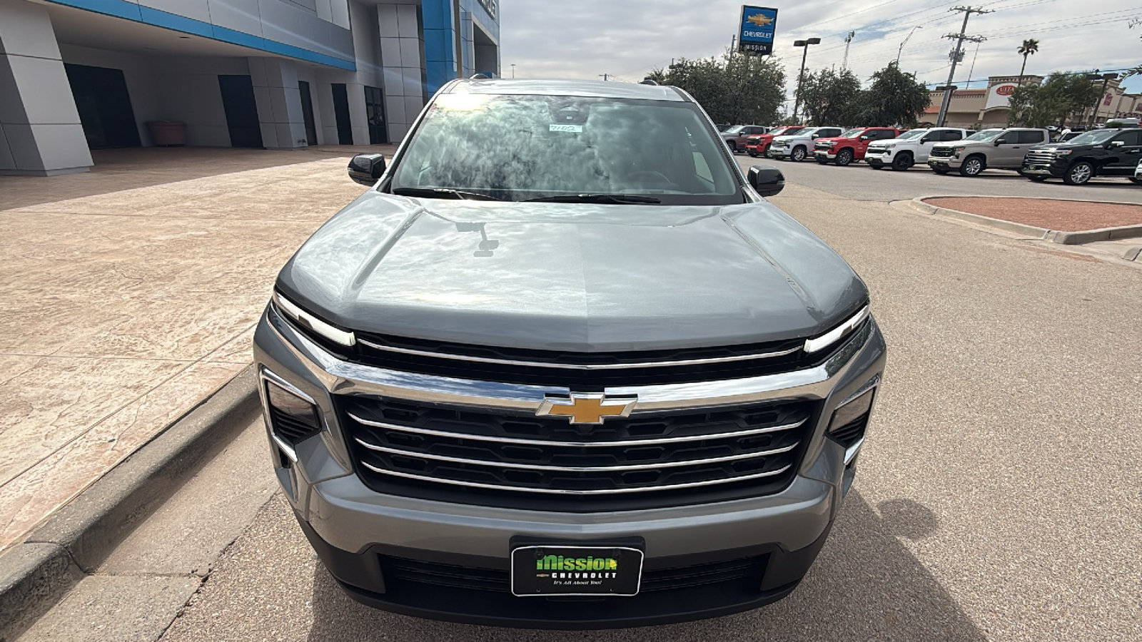 Used 2026 Chevrolet Traverse LT FWD image 2