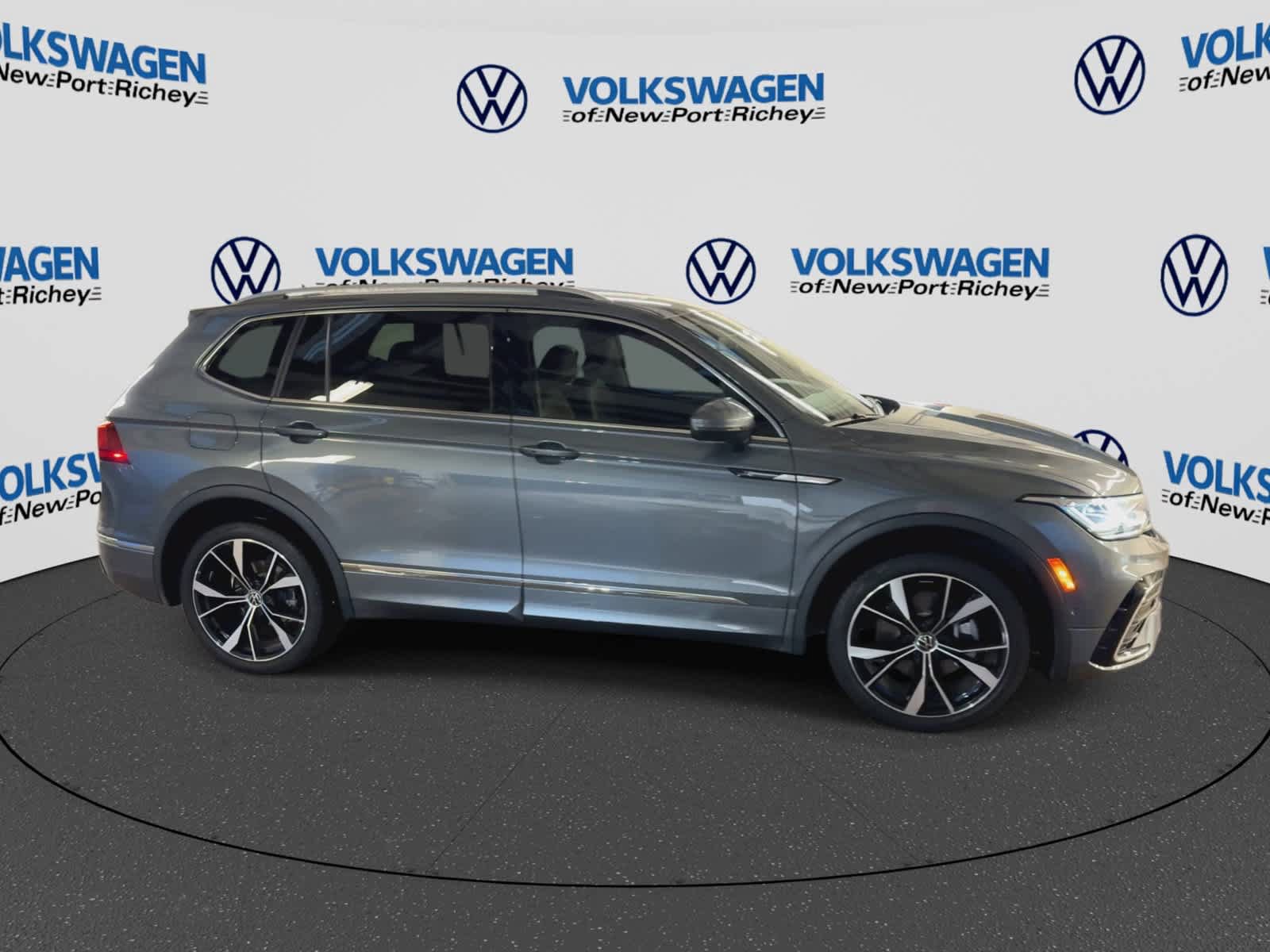 Used 2024 Volkswagen Tiguan SEL R-Line AWD/4WD image 9