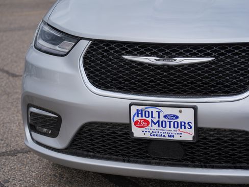 Used 2024 Chrysler Pacifica Touring-L FWD image 11