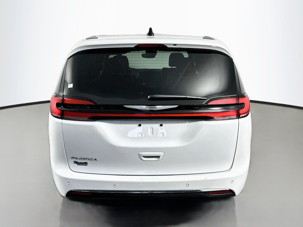 Used 2025 Chrysler Pacifica Select FWD image 6
