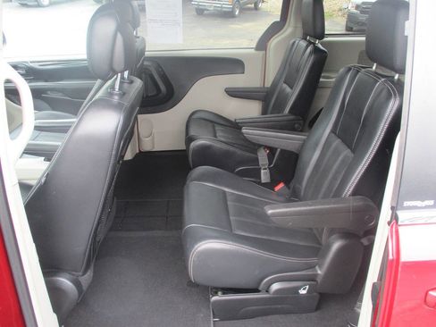Used 2013 Chrysler Town & Country Touring FWD image 9