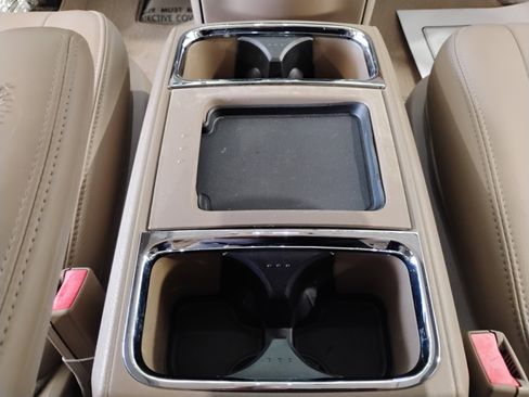 Used 2016 Chrysler Town & Country Touring image 26