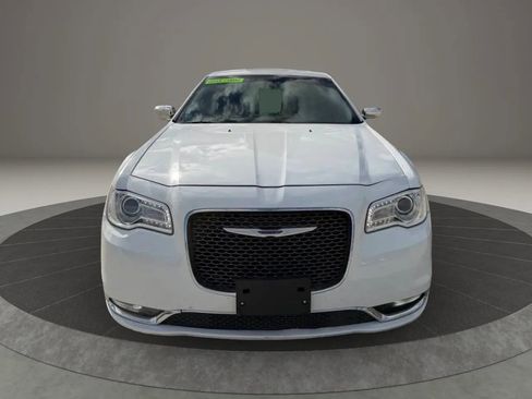 Used 2019 Chrysler 300 Limited RWD image 2