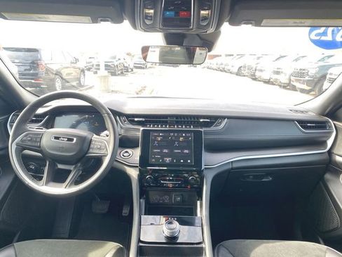 Used 2025 Jeep Grand Cherokee Altitude AWD/4WD image 19