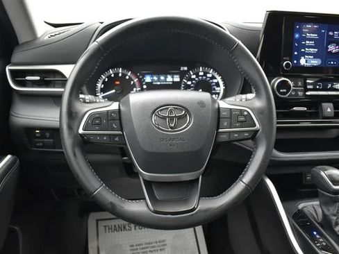 Used 2025 Toyota Highlander LE FWD image 20
