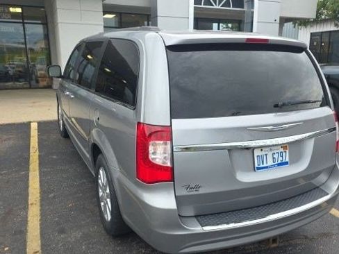 Used 2015 Chrysler Town & Country Touring FWD image 3