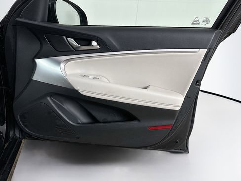 Used 2025 Genesis G70 2.5T image 31