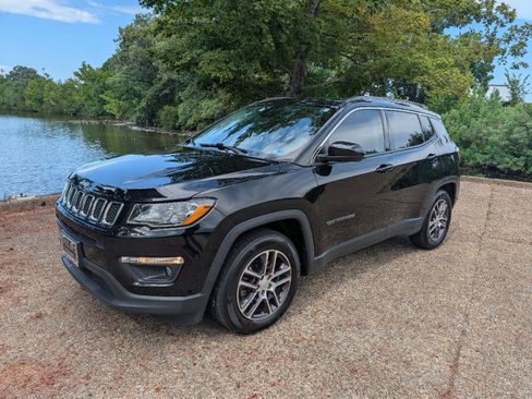 Used 2019 Jeep Compass Latitude FWD image 9