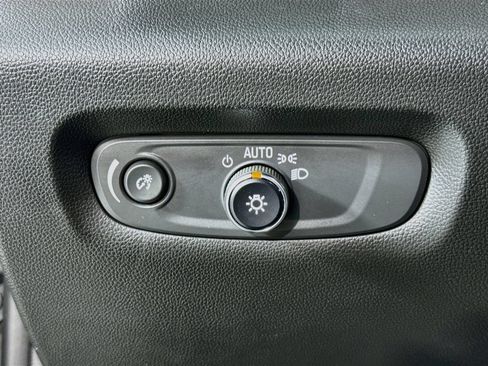 Used 2022 Chevrolet Traverse LT FWD image 19