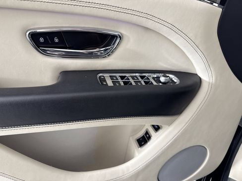 Used 2021 Bentley Bentayga AWD/4WD image 16