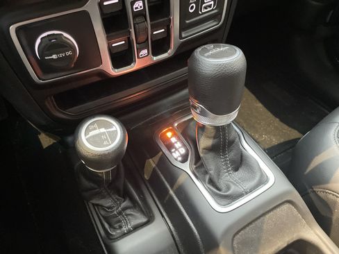 Used 2025 Jeep Gladiator Sport AWD/4WD image 28