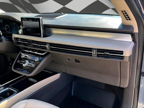 Used 2022 Lincoln Corsair AWD w/ Premium Package image 16
