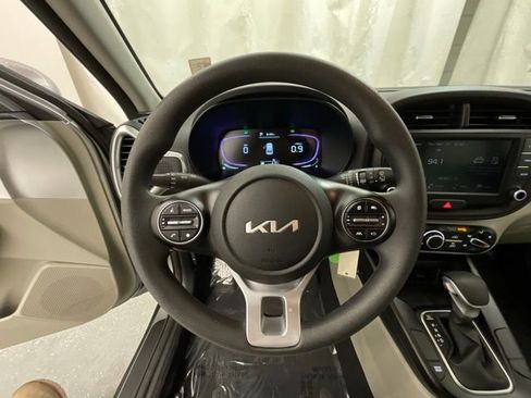 Used 2025 Kia Soul LX w/ LX Technology Package FWD image 11