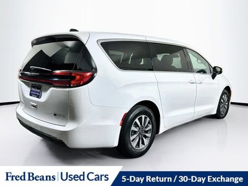 Used 2023 Chrysler Pacifica Touring-L FWD image 11