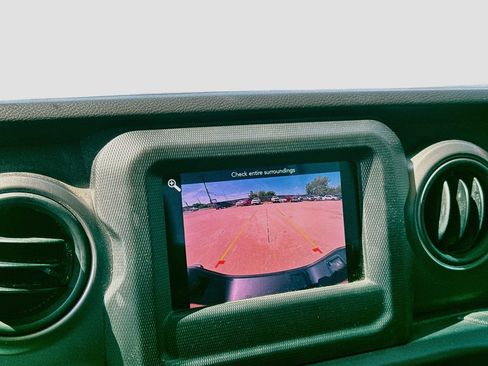 Used 2023 Jeep Gladiator Sport AWD/4WD image 16