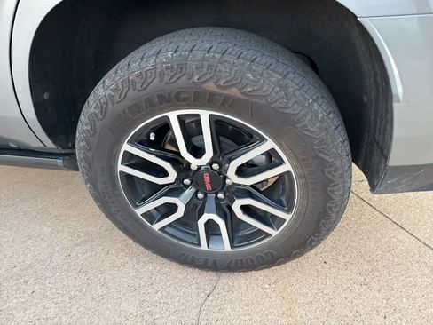 Used 2024 GMC Yukon AT4 w/ Technology Package image 10