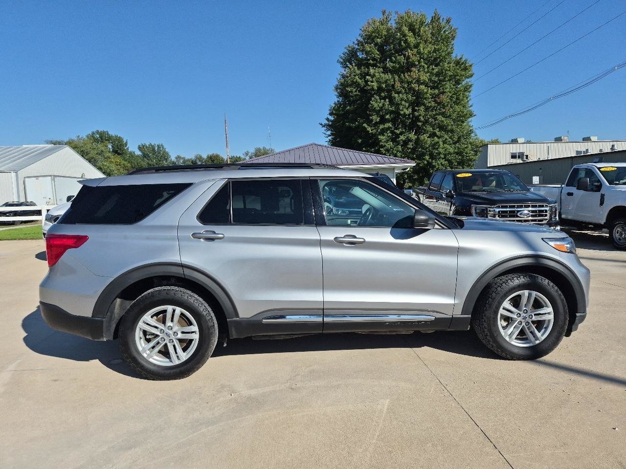 Used 2023 Ford Explorer XLT AWD/4WD image 5