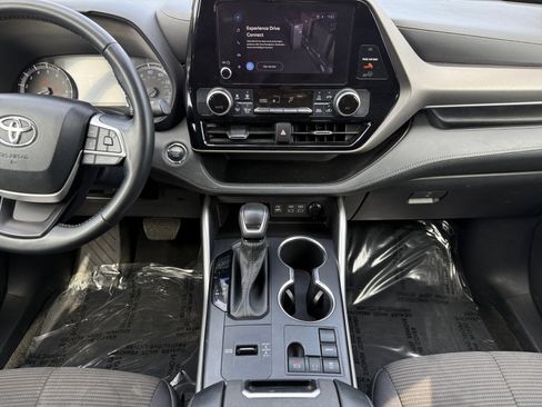 Used 2023 Toyota Highlander LE image 11