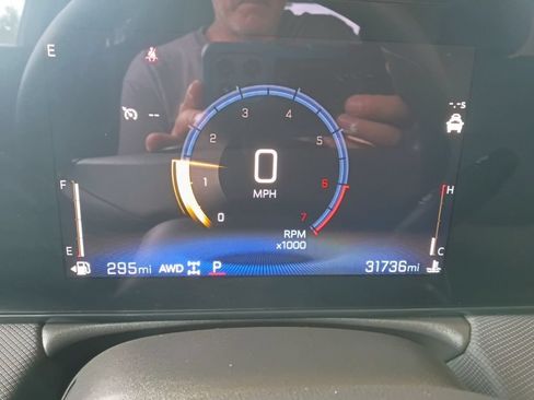 Used 2025 Chevrolet TrailBlazer LT AWD/4WD image 2