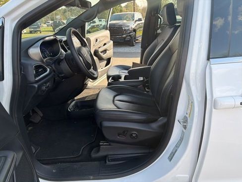Used 2025 Chrysler Pacifica Select image 19