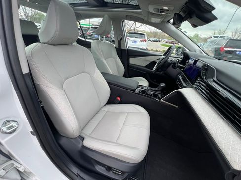 Used 2025 Toyota Camry XLE w/ Premium Plus Package image 31