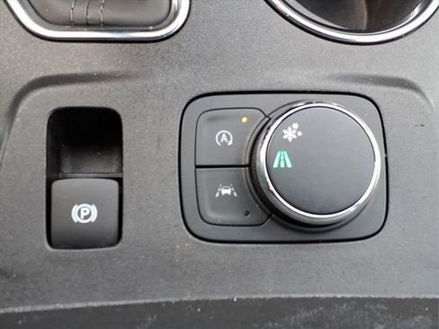 Used 2023 Chevrolet Traverse LT image 20