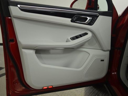 Certified 2025 Porsche Macan AWD/4WD image 17