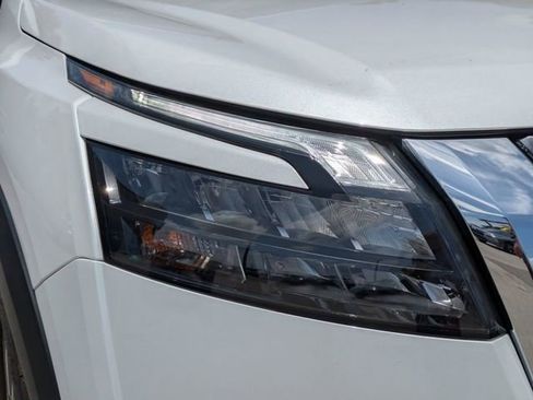 Used 2025 Nissan Pathfinder SV FWD image 10