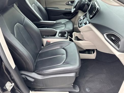 Used 2023 Chrysler Pacifica Touring-L FWD image 15