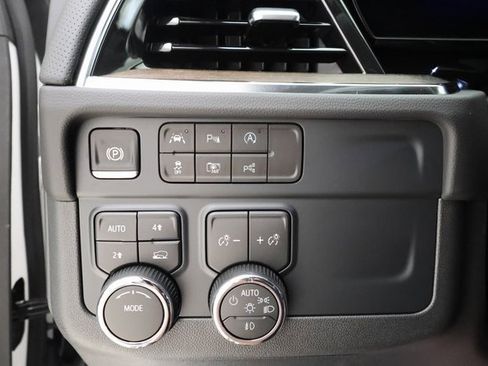 Used 2025 Chevrolet Suburban High Country image 21