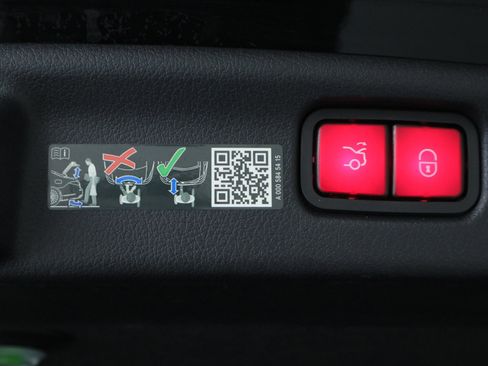Used 2025 Mercedes-Benz C 300 4MATIC Sedan image 33