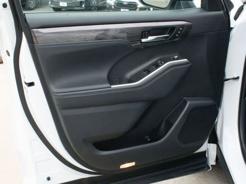 Used 2024 Toyota Highlander Limited image 17