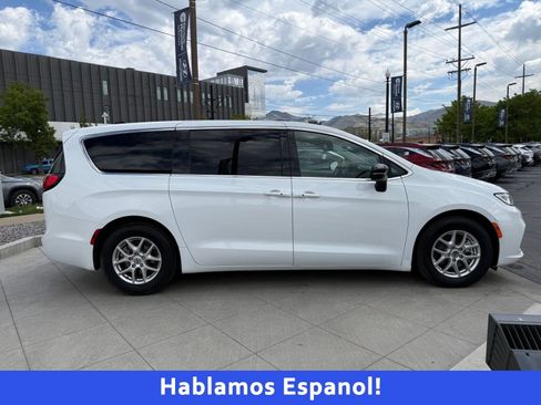 Used 2024 Chrysler Pacifica Touring-L FWD image 2