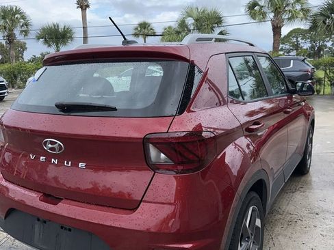 Used 2025 Hyundai Venue Limited FWD image 8