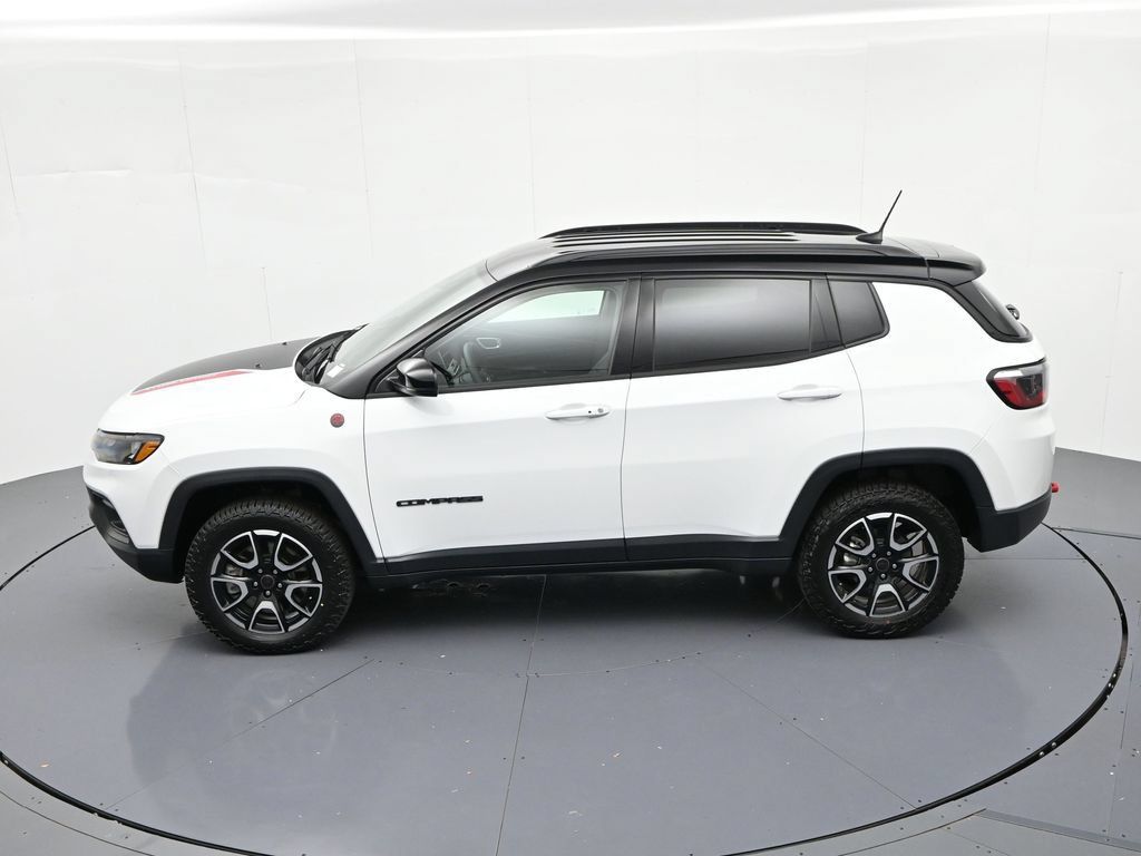 Used 2025 Jeep Compass Trailhawk AWD/4WD image 17