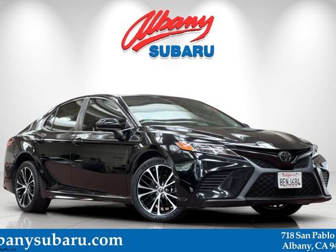 Used 2018 Toyota Camry SE image 1